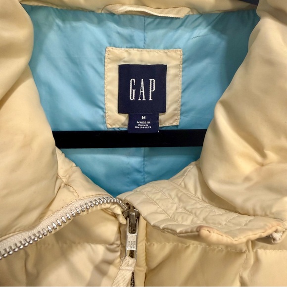 GAP Women's Cream Puffer Vest - Picture 3 of 7